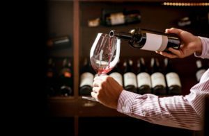 Descubra a vida útil do vinho após a abertura: saiba por quanto tempo diferentes estilos de vinho permanecem frescos.