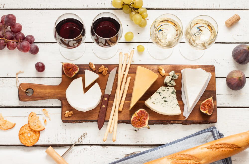 A combinação de queijos e vinhos é uma arte apreciada ao longo dos séculos, explorando tipos populares de queijo e suas harmonizações ideais com variedades de vinho.